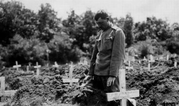 srpski vojnik na groblju