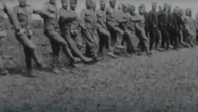 Сто година стари снимци: Српски војници на Солунском фронту скидају шлемове, стављају шајкаче и играју коло! (ВИДЕО)