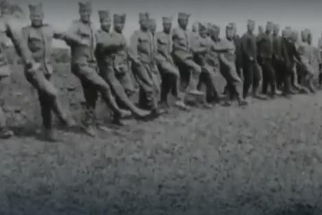 Сто година стари снимци: Српски војници на Солунском фронту скидају шлемове, стављају шајкаче и играју коло! (ВИДЕО)