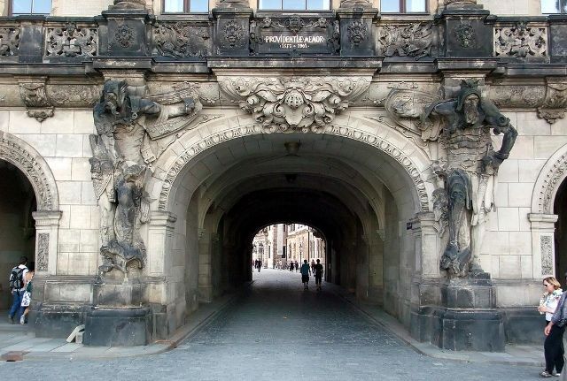 Српски грб уклесан на ћирилици у зидове катедрале у Дрездену