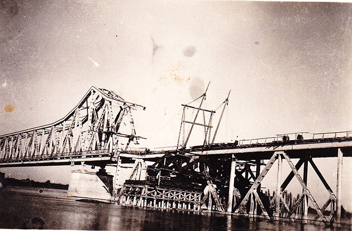 Sabac stari most na Savi leta 1945 NET