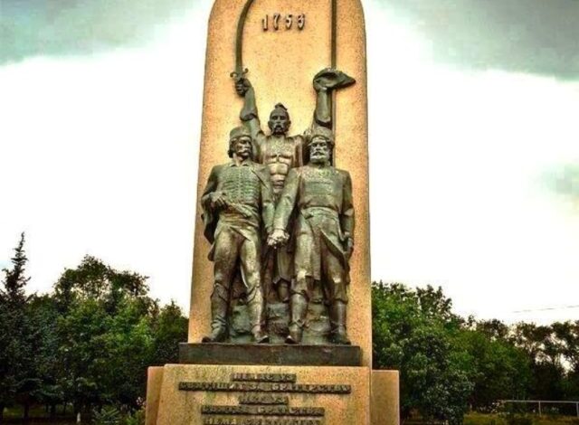 spomenik slavjanosrbija srbi kozaci rusi 640x518
