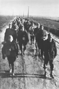 Borci slovenskega 5.bataljona 1.krajiške brigade na poti v Sremsko Mitrovico