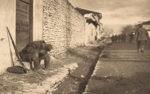 srpski vojnik place u izgnanstvu 1915. godine. potresna fotografija samsona cernova ruskog autora jevrejskog porekla 830x0