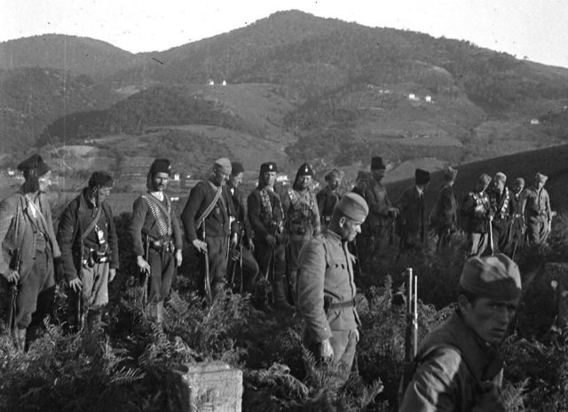 Историјска фотографија: Партизани и четници заједно на сахрани својих сабораца