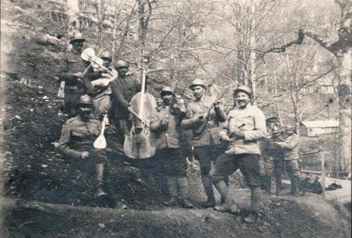 srpski vojnici sa instrumentima 696x496