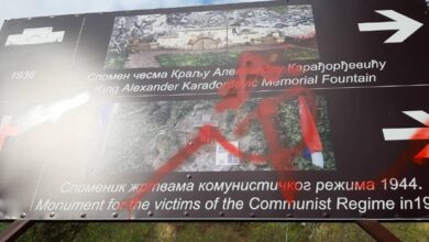 Ишчупали крст, поцепали државну заставу: Вандали оскрнавили спомен обележје у Лисичјем потоку