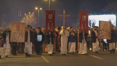 (ВИДЕО, ФОТО) Божићни „устанак“: Црна Гора настаља да брани своје светиње, иконама и молитвом против срамног закона