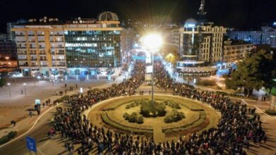 (ВИДЕО) (ФОТО) Народ са иконама у рукама брани Црну Гору