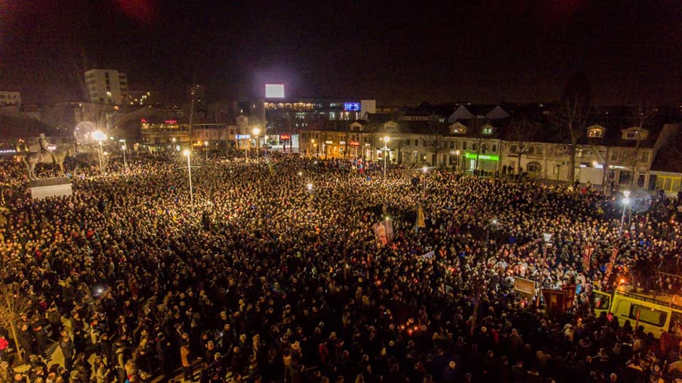 Овако је било вечерас у Црној Гори која је оборила рекорд, око 250000 људи у литији (видео, фотографије)