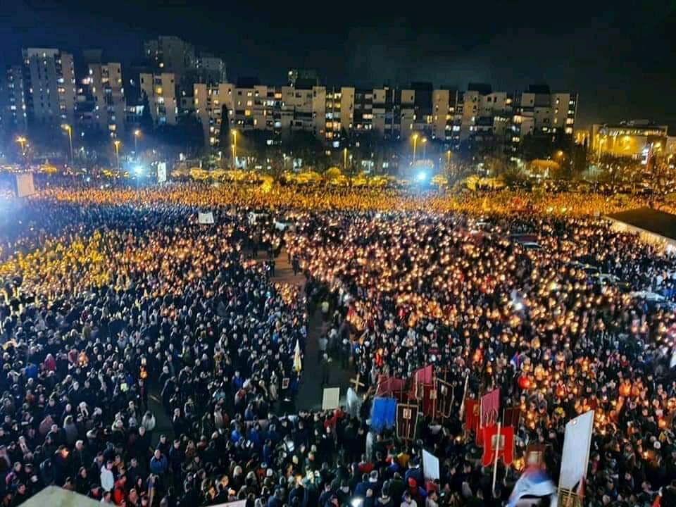 ЕВО КАКО ЈЕ БИЛО ВЕЧЕРАС! Преко 200 000 људи вечерас у градовима Црне Горе по цичи зими!