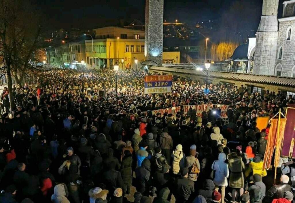ЕВО КАКО ЈЕ БИЛО ВЕЧЕРАС! Преко 200 000 људи вечерас у градовима Црне Горе по цичи зими!
