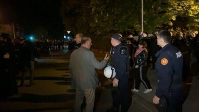 (ВИДЕО) Полиција прети сузавцем, Никшићани испред полиције: Не дамо владику