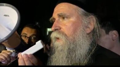ПОСЛЕДЊА ВЕСТ: Владика Јоаникије даје изјаву у полицији, народ се окупља