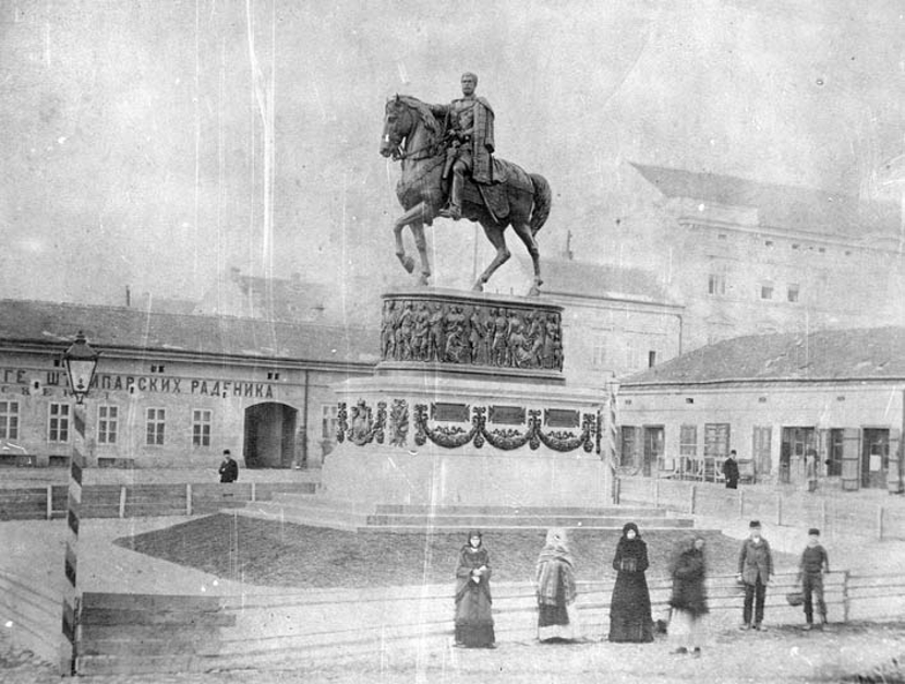 Kafana Dardaneli iza spomenika Knezu Mihailu