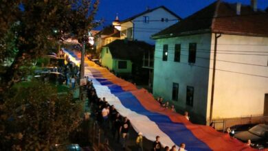 (ФОТО/ВИДЕО) Пљевља и вечерас бране светиње – тробојка од 150 метара улицама града!