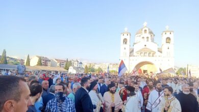 ДОСТОЈАН – Историјске сцене испред Храма: Дочек митрополита Јоаникија у Подгорици! (ФОТО/ВИДЕО)