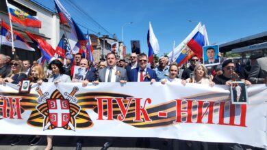 Маршом „Бесмртног пука“ у Нишу обележен Дан победе (ФОТО+ВИДЕО)