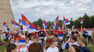 Ђаци ОШ ,,Бубањски хероји“ обележили Дан српског јединства, слободе и националне заставе (фото/видео)