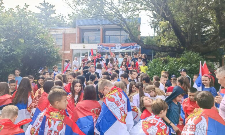 Ученици и наставници маршом од школе до спомен парка ,,Бубањ" обележили Дан српског јединства, слободе и националне заставе (видео)