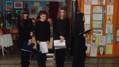 Mи, ученици ове школе вас молимо… у име наших ђедова, у име наших очева, у име нашег рода-опростите, опростите нам ћутање!