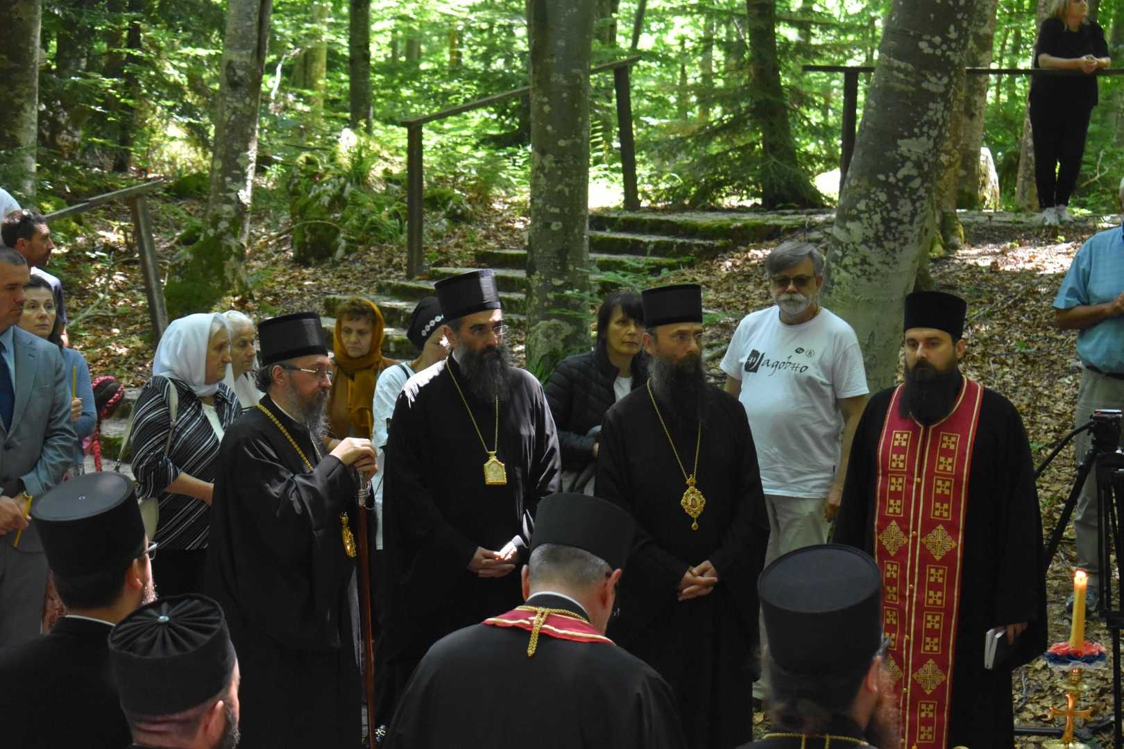 Помен невино страдалим жртвама у логору Јадовно, служио и Митрополит нишки г. Арсеније Помен невино страдалим жртвама у логору Јадовно, служио и Митрополит нишки г. Арсеније