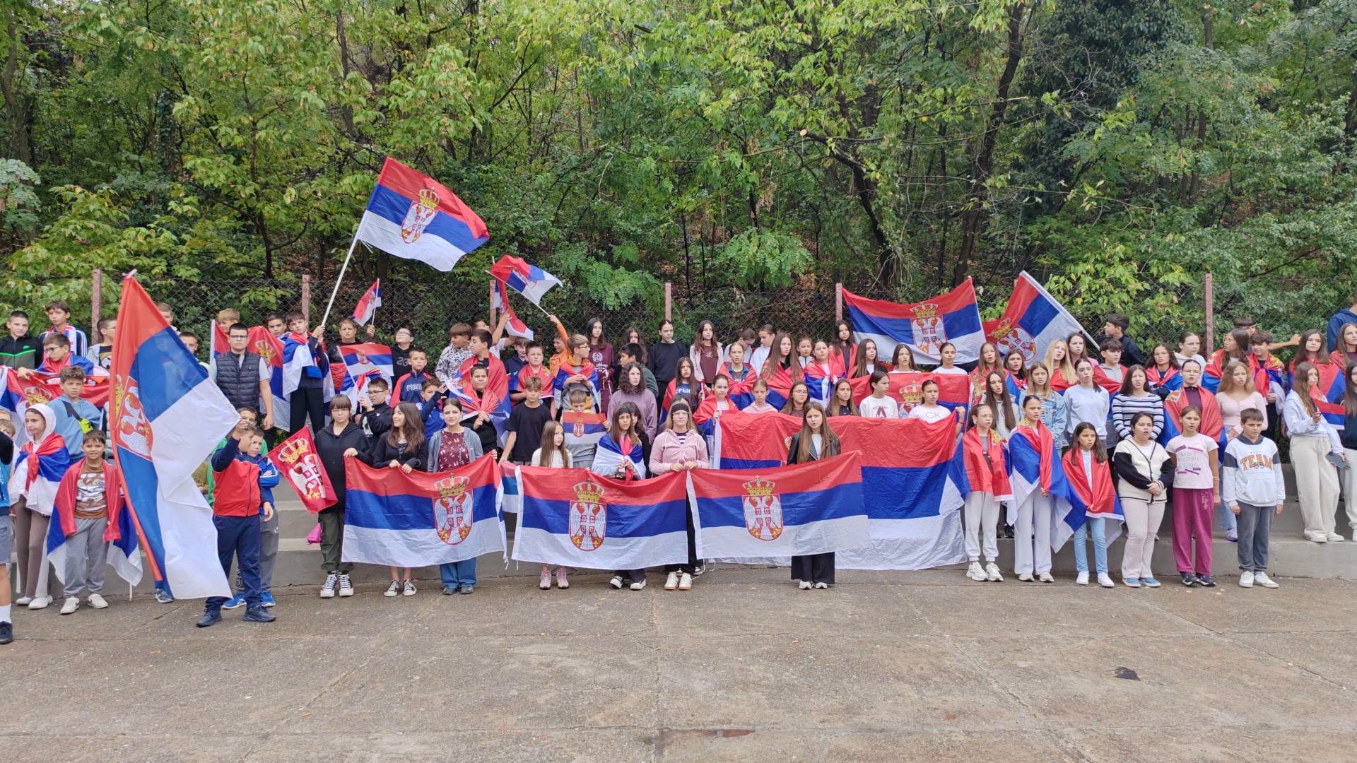 ЗАСТАВА КОЈА НАС УЈЕДИЊУЈЕ: Бубањски хероји јединствено обележили Дан српског јединства, слободе и националне заставе